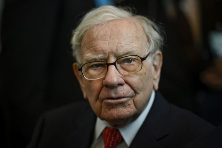 Buffett denies rumors after Trump shares wild claim that investor backs president crashing market